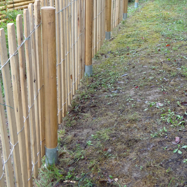 Gefräste Pfähle aus Kastanienholz für Bodenhülsen Zaun Shop